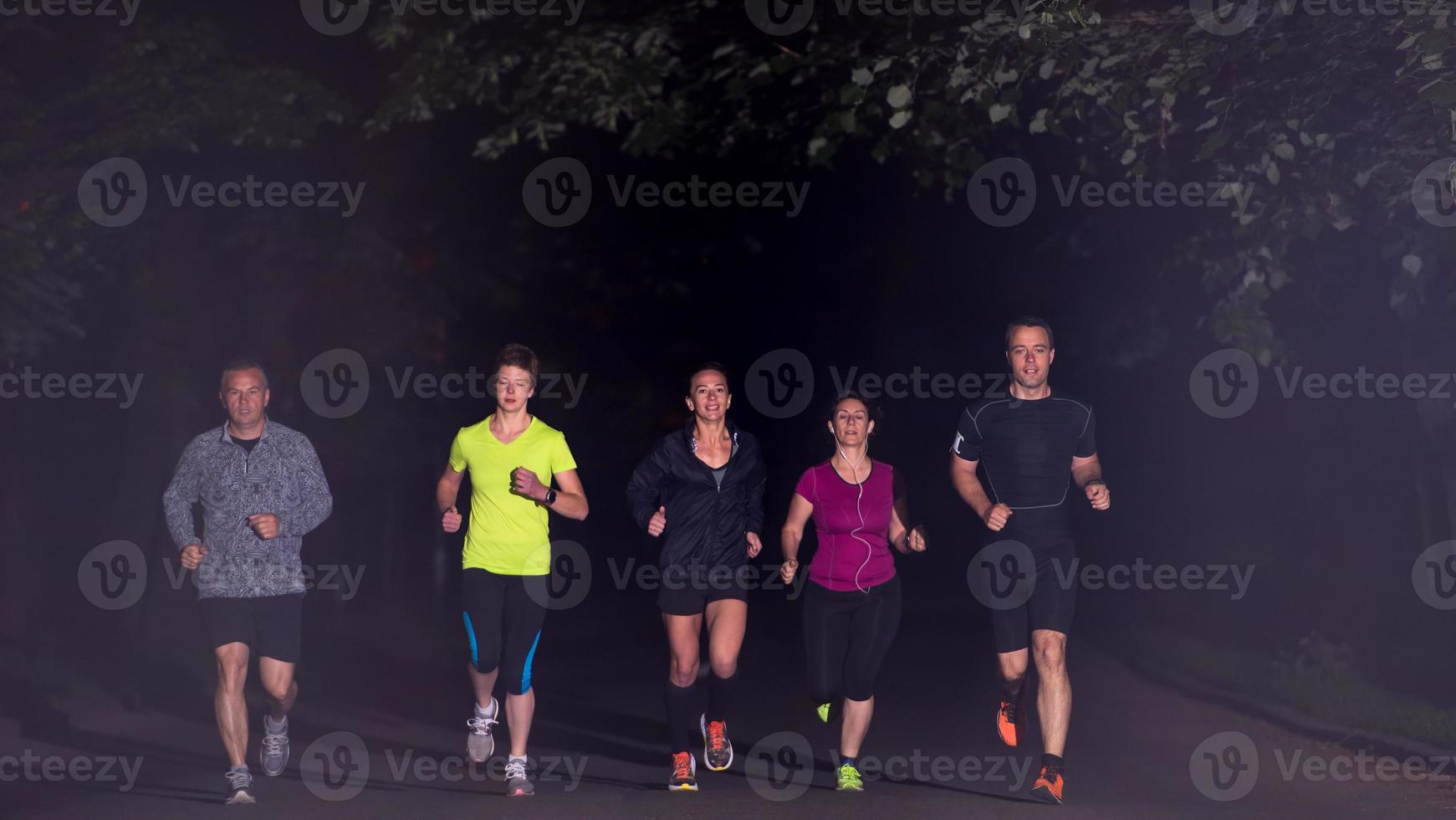 Läuferteam beim Nachttraining foto