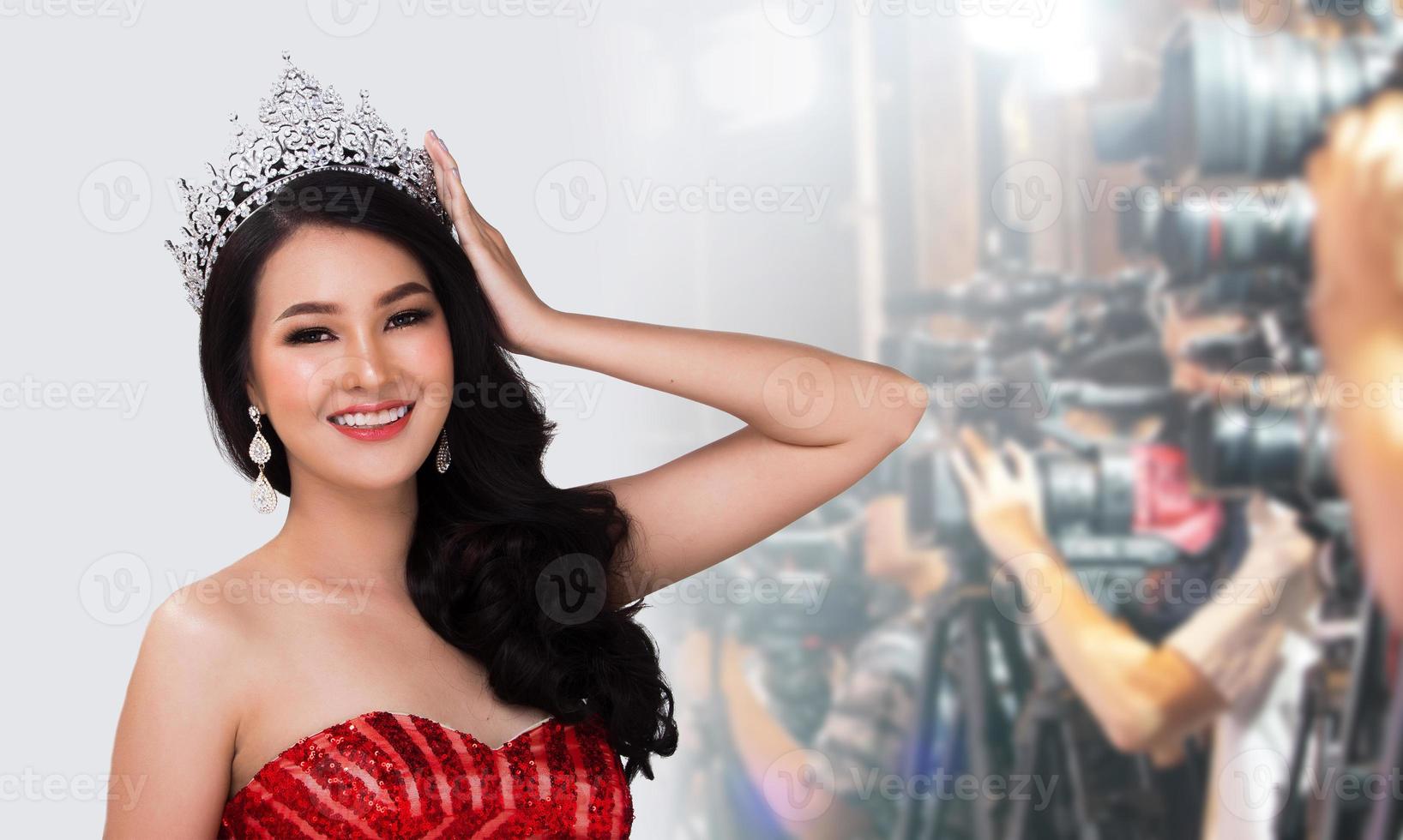Silver Diamond Crown of Miss Pageant Beauty Universe World Contest Stand vor Gruppenmedien Pressereporter Kamera vdo Fotoshooting, Kopierraum foto