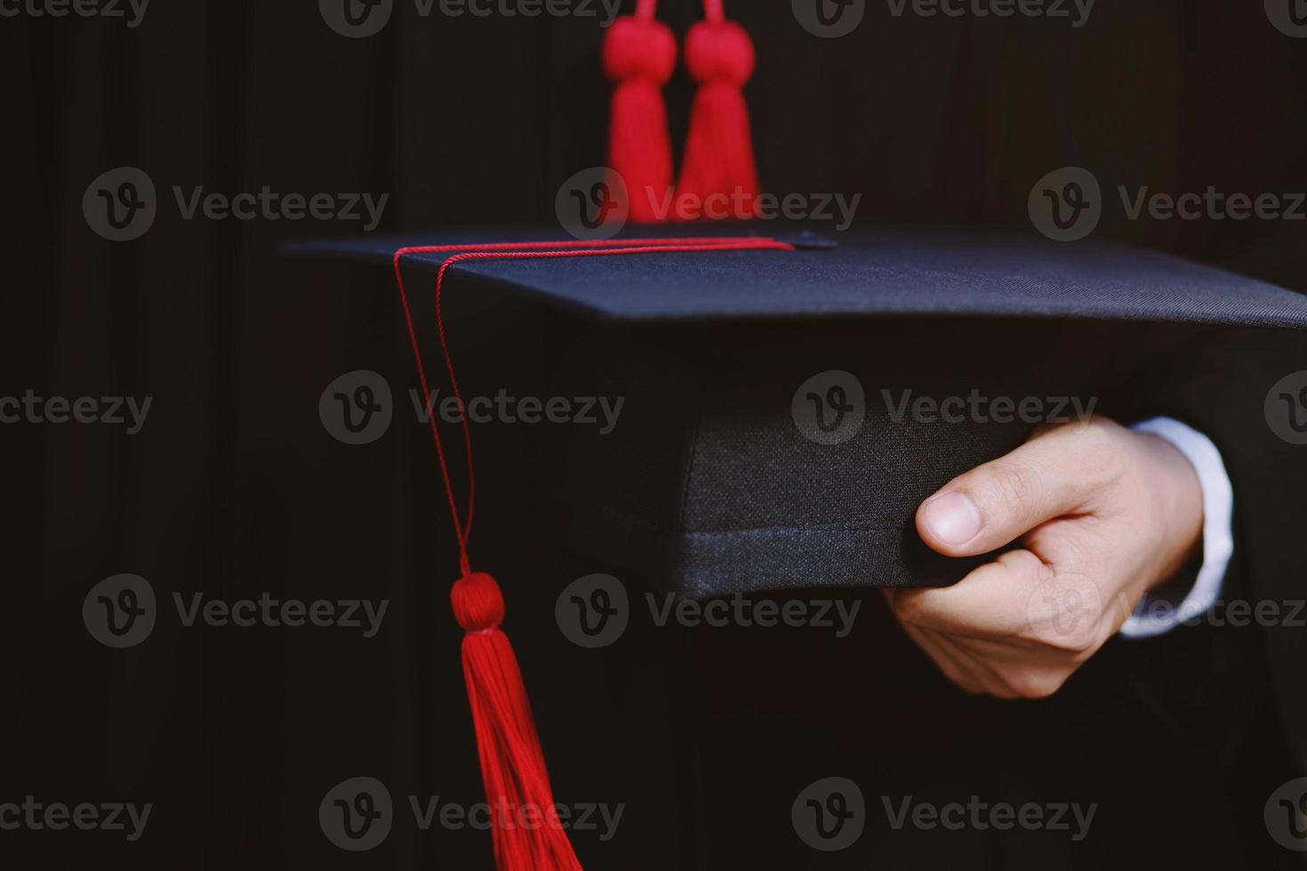 graduierung, student hält hüte in der hand während des anfangs erfolgsabsolventen der universität, konzeptbildung gratulation. abschlussfeier, gratulierte den graduierten der universität. foto