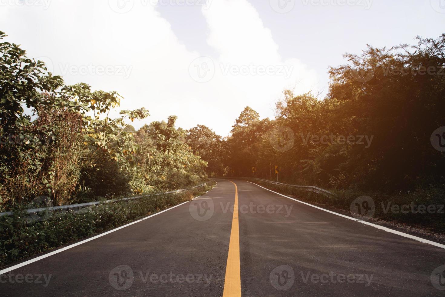 kurvige straße auf einem schönen berg foto