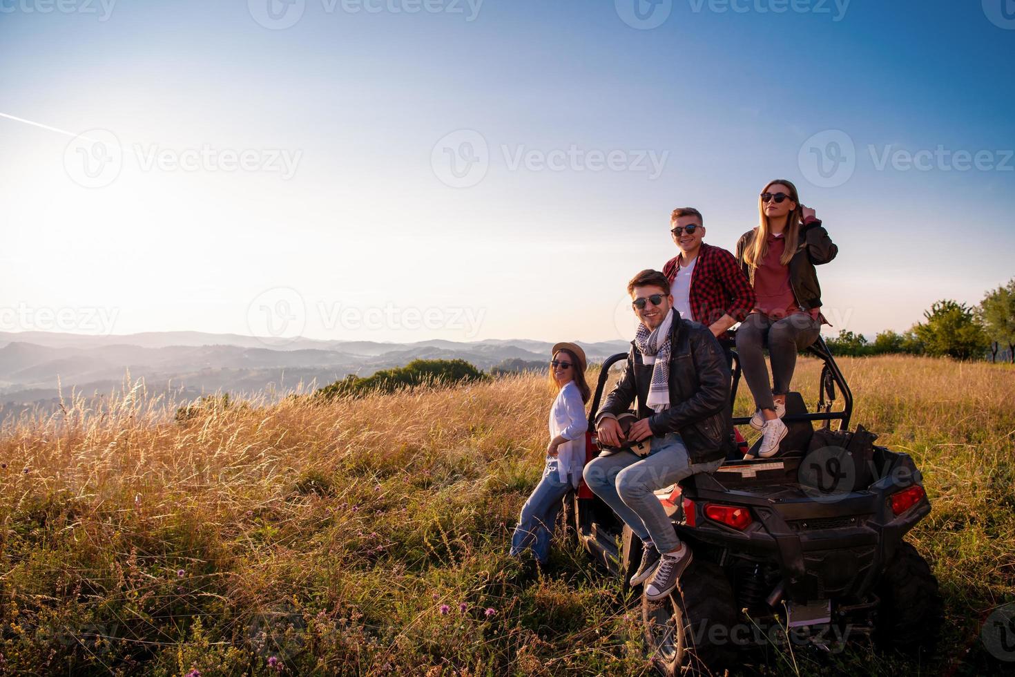 Gruppe junger Leute, die ein Offroad-Buggy-Auto fahren foto