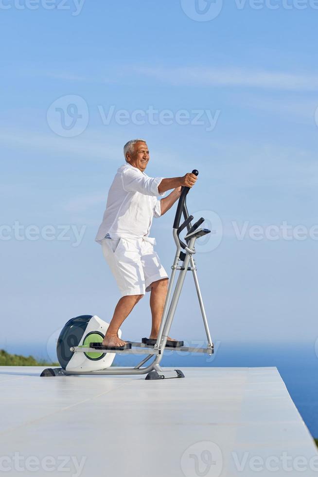 Gesunder älterer Mann beim Training foto