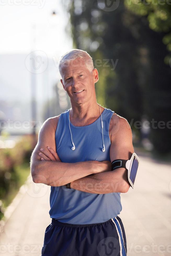 Porträt eines gutaussehenden Senior-Jogging-Mannes foto