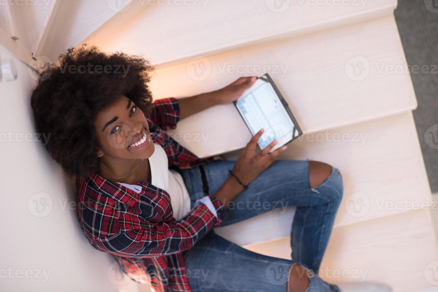 schwarze frau, die ihr elektronisches tablet verwendet foto