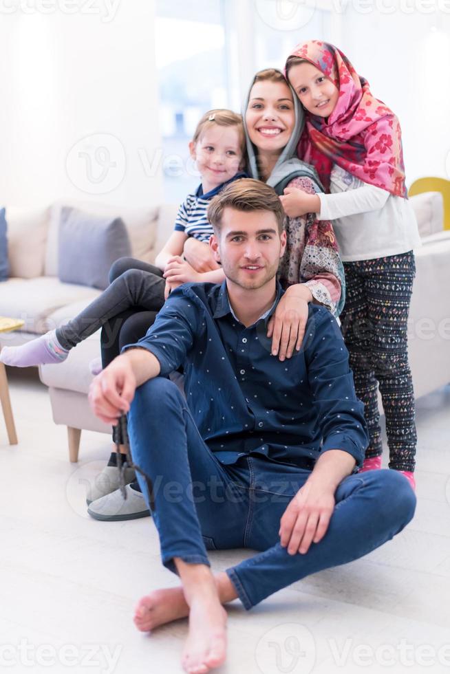 porträt einer jungen glücklichen modernen muslimischen familie foto