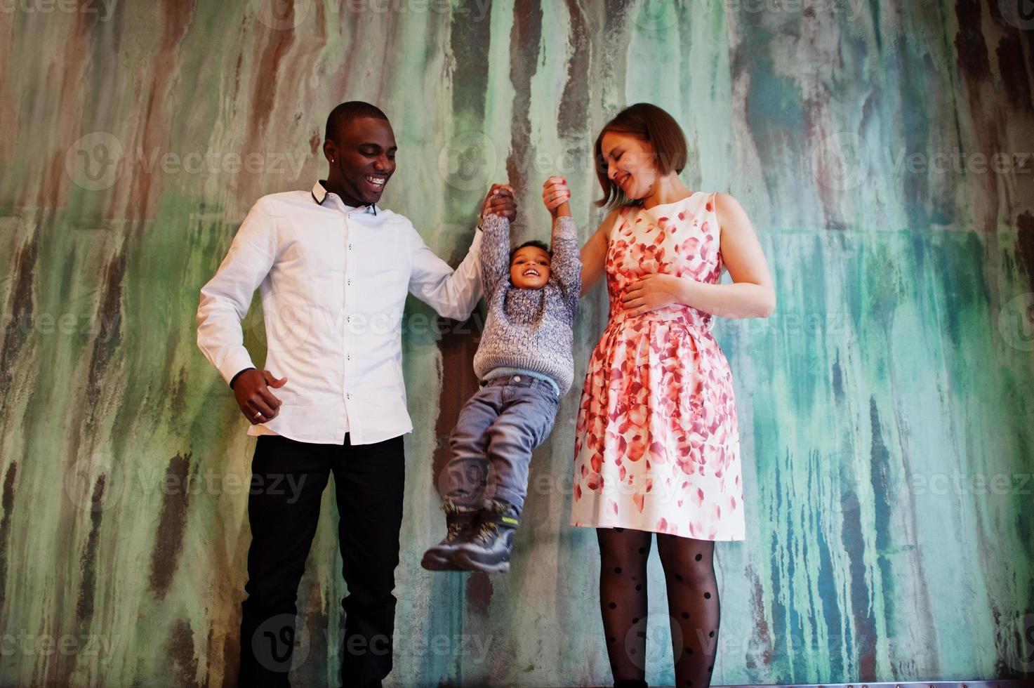 glückliche multiethnische familie mit jungem kind verbringen zeit im restaurant. Beziehungen eines afrikanischen Mannes und einer weißen europäischen Frau. foto