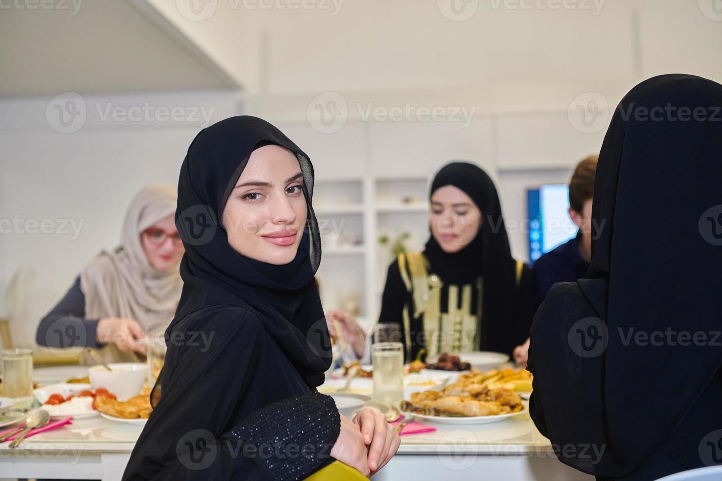 muslimische familie, die während des ramadan iftar zusammen hat. foto