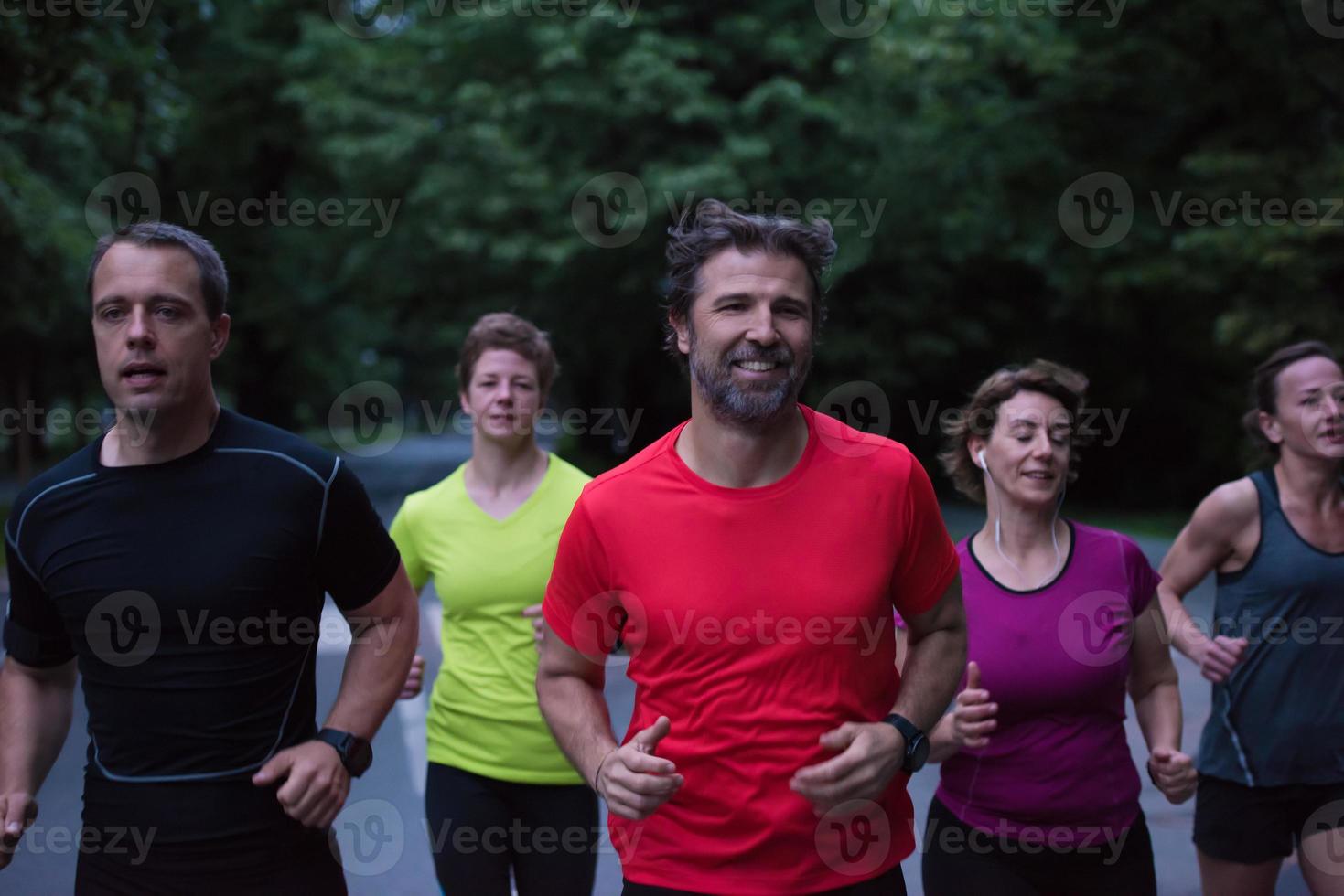 Läuferteam beim morgendlichen Training foto