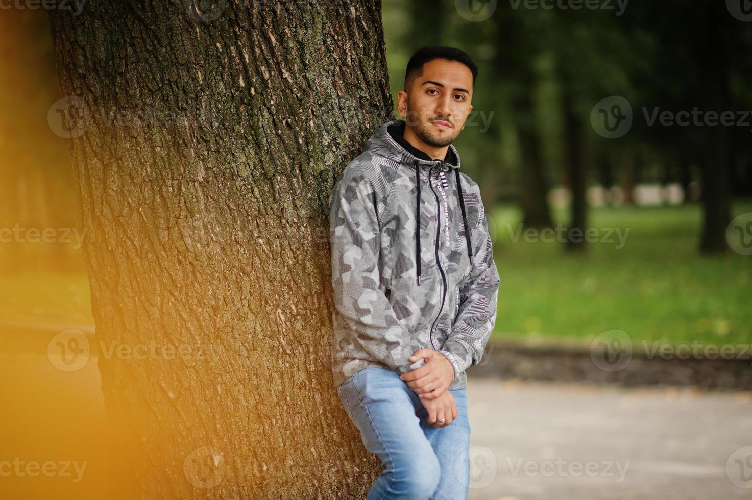 Student kuwaitischer Mann trägt Hoodie. foto