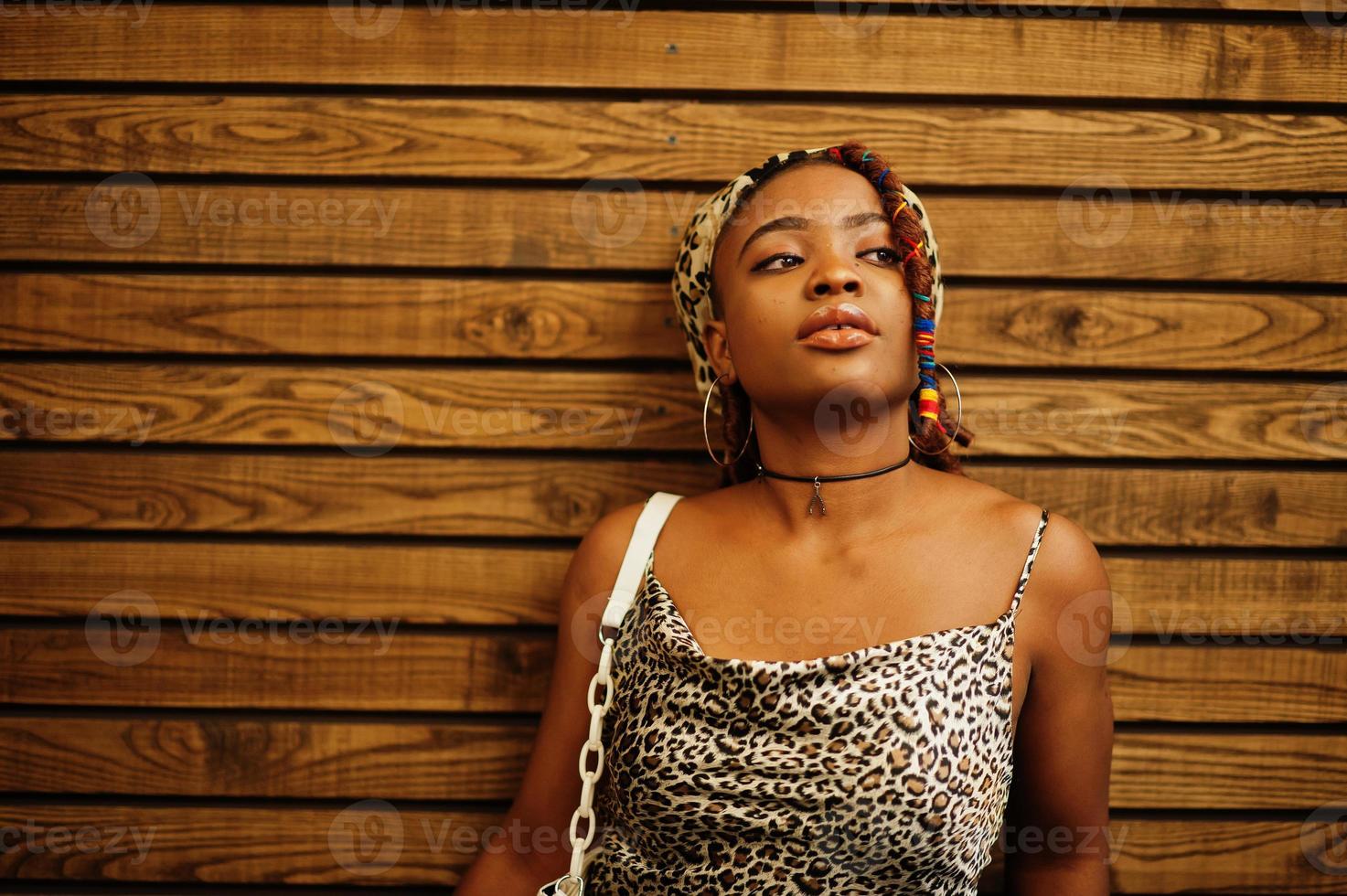 Schöne afroamerikanische Frau mit Dreadlocks im Leopardenoutfit im Café. schönes cooles modisches schwarzes junges mädchen drinnen. foto