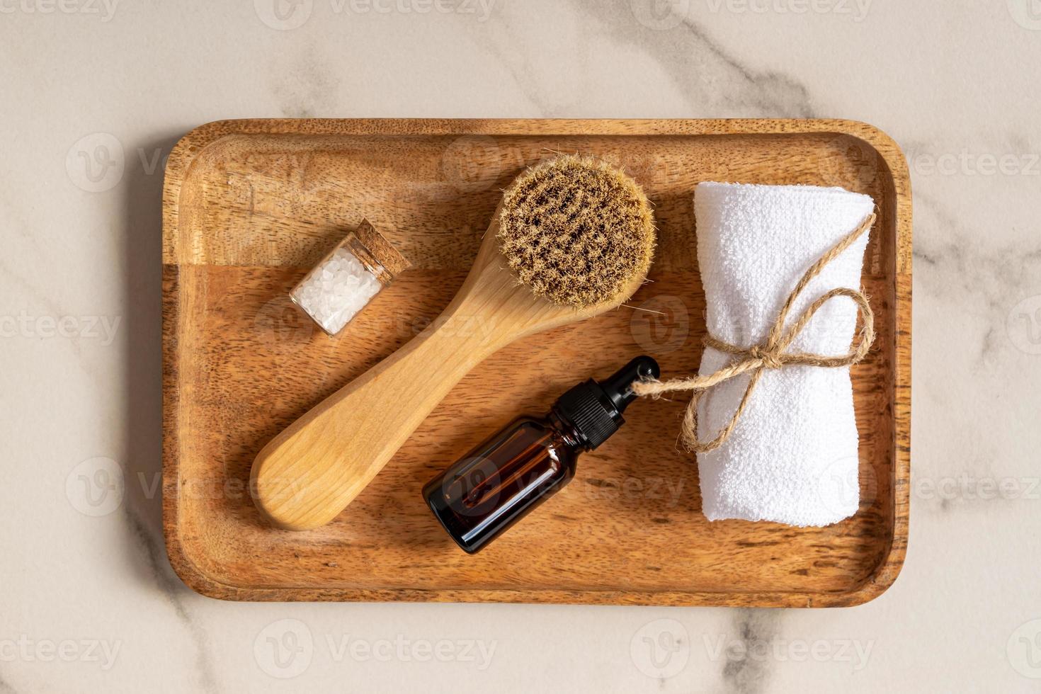 Naturkosmetik-Set in umweltfreundlicher Verpackung in Holzschale mit Meersalz und Handtuch. Spa, Badeschönheitsprodukte. foto