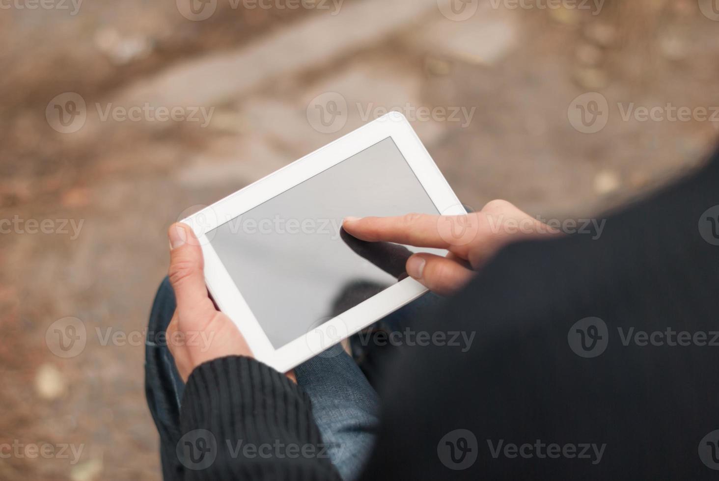 Mann mit Tablet-Computer in den Händen von Nahaufnahme. foto