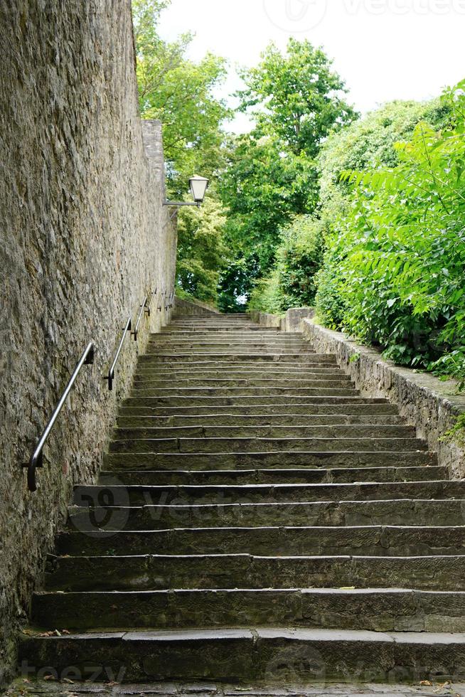 alte Steinstufen führen den Hügel hinauf foto