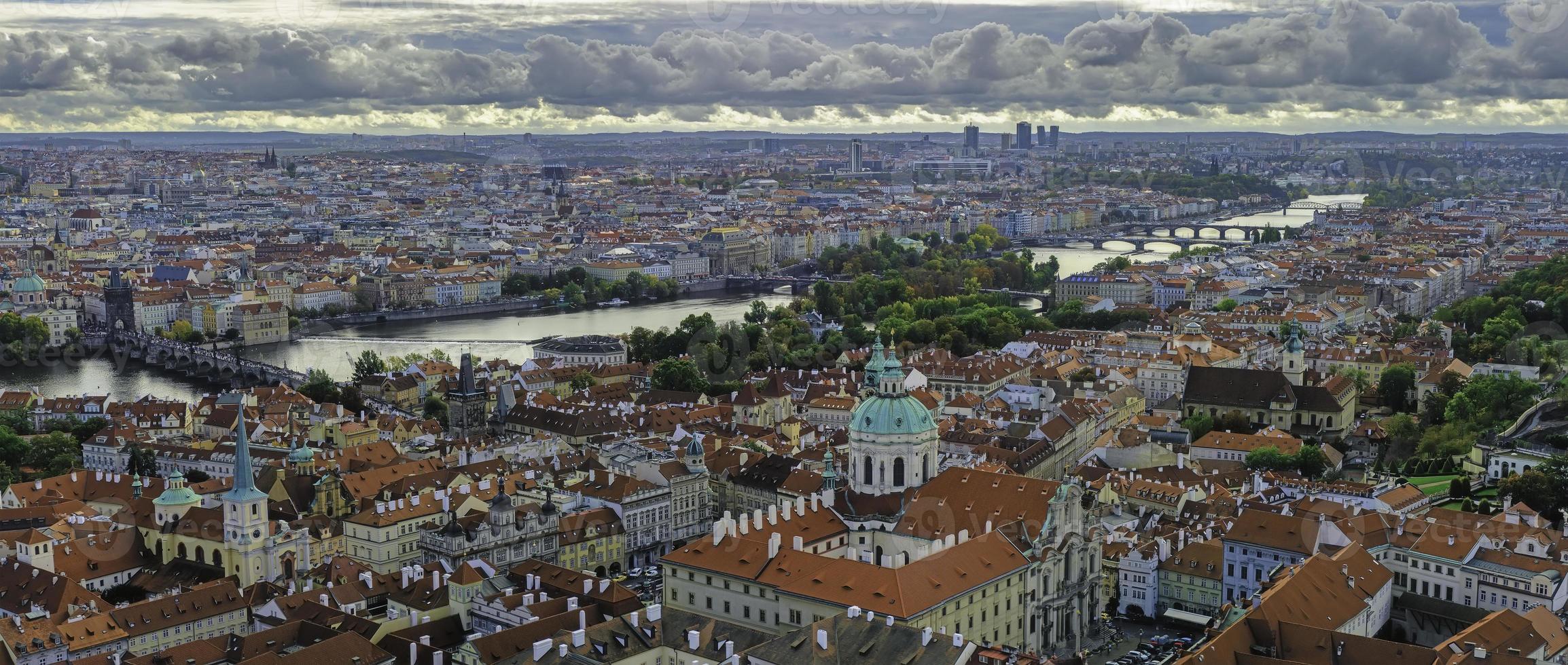 herbstpanoramablick auf den historischen teil von prag foto