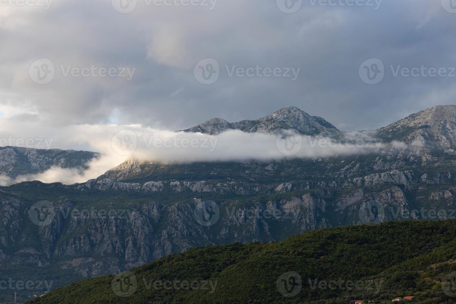 Berglandschaft an einem sonnigen Tag. montenegro, dinarische alpen, blick auf die gipfel des berges lovcen. foto