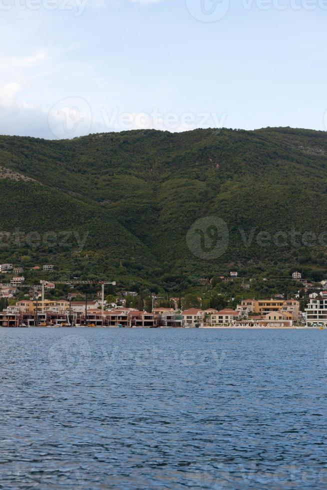 montenegro, schöne seestädte, wohnhäuser am meer, blick vom wasser. foto