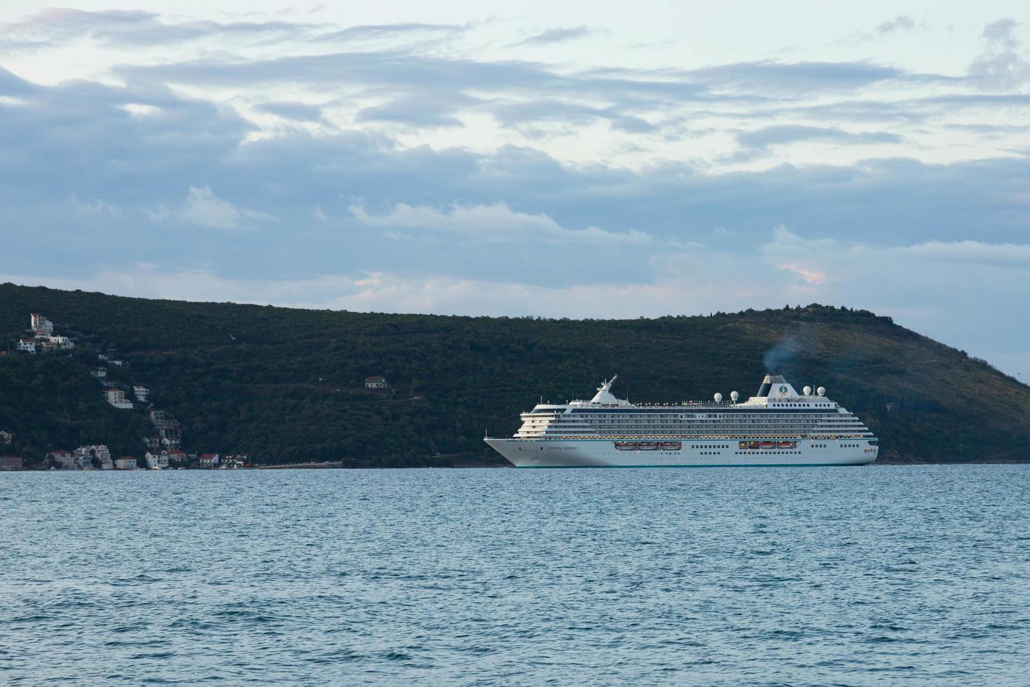 bucht von kotor, montenegro - 21. oktober 2020 - kreuzfahrtschiff kristallklare gelassenheit in der bucht von kotor. Das gesamte Schiff ist sichtbar. felsige Klippen und blauer Himmel. foto