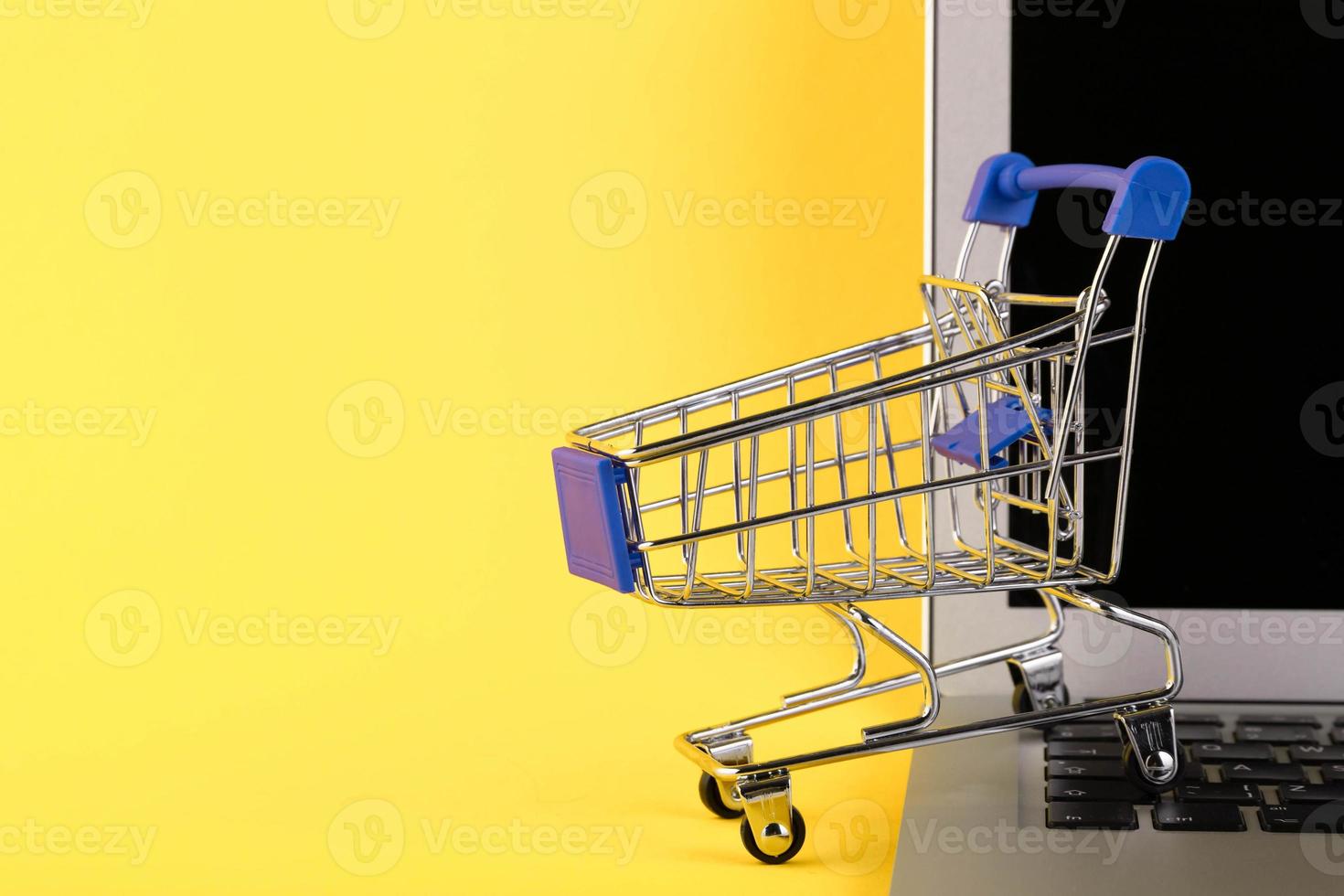 leerer mini-einkaufswagen, einkaufswagen, auf gelbem hintergrund. rfi-Anfrage nach Informationen. Platz kopieren foto
