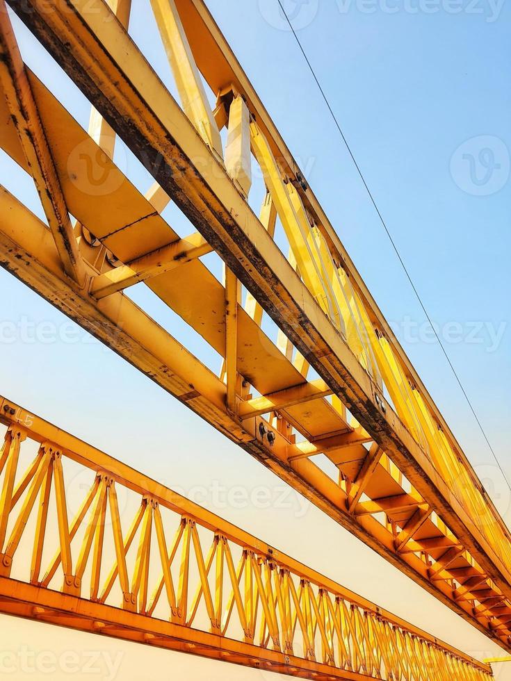 Dies ist die Stahlkonstruktion einer Trägerrakete, die für die Errichtung von Betonfertigteilen i-Träger PCI-Träger verwendet wird. foto