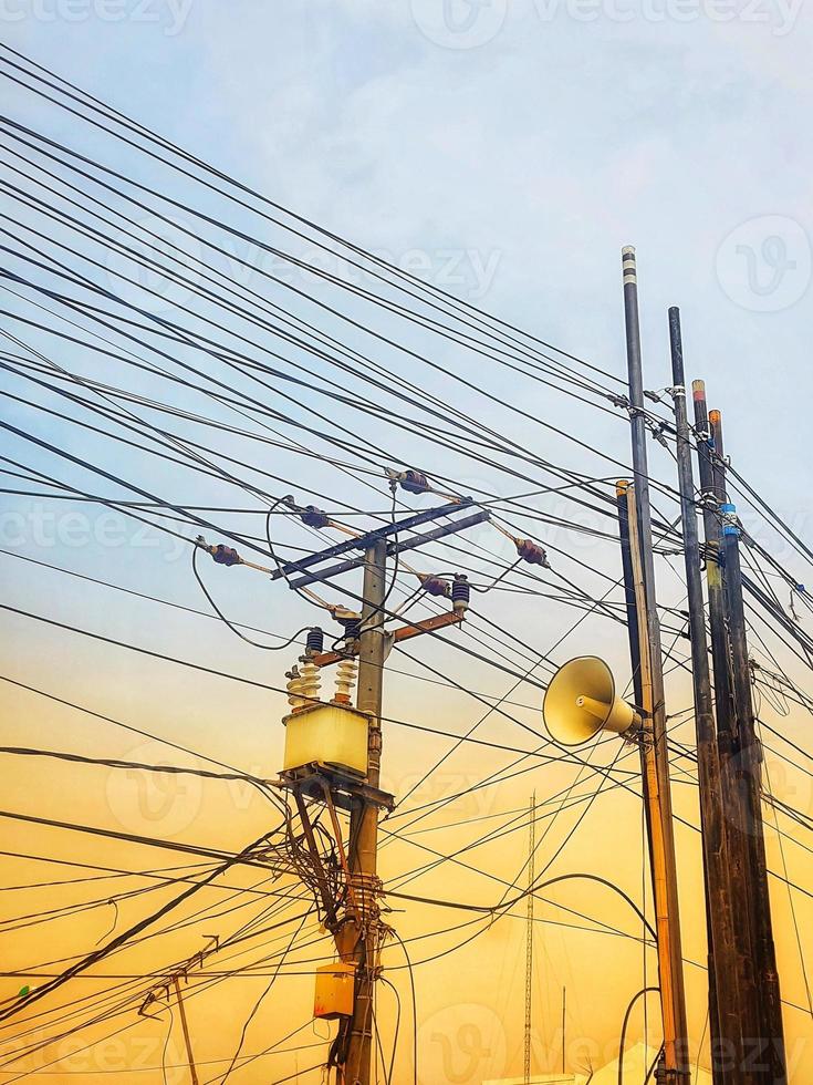 Foto von unordentlichen Strommasten und Stromleitungen.