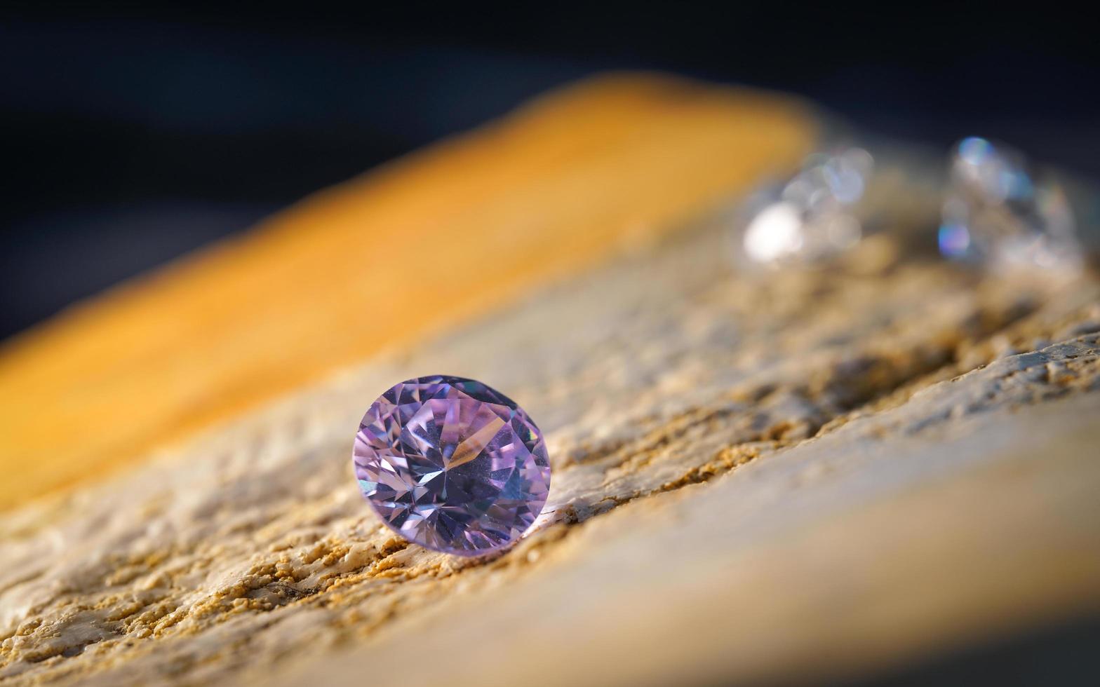 natürlicher Saphir-Edelstein, Juwel oder Edelsteine auf schwarzer Glanzfarbe, Sammlung vieler verschiedener natürlicher Edelsteine Amethyst, foto