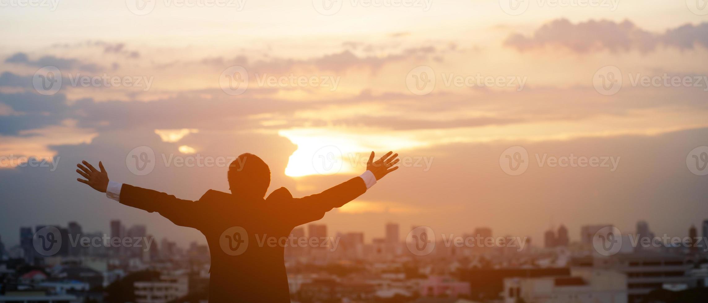 Silhouette Hand erhobener Faust Geschäftsmann mit Sonnenlicht am Morgen. hintergrund stadt, erfolg, erwachsen werden. foto