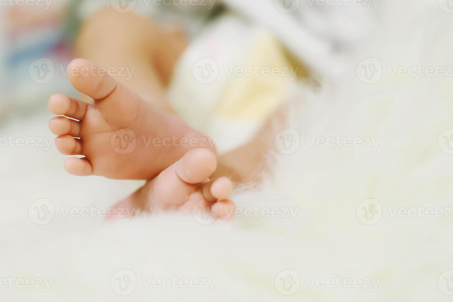 Nahaufnahme neugeborener Babyfüße in Mutterhänden. Babyfüße auf weiblich geformten Händen Mutter und ihr Kind. schönes konzeptionelles bild der mutterschaft foto