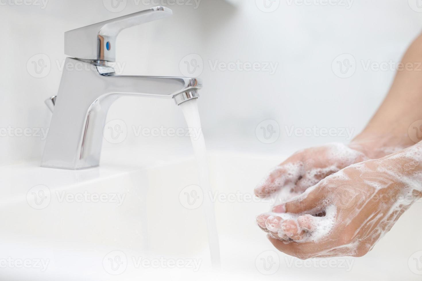 Hygiene. Hände reinigen. Händewaschen mit Seife unter dem Wasserhahn mit Wasser zahlen Schmutz. foto