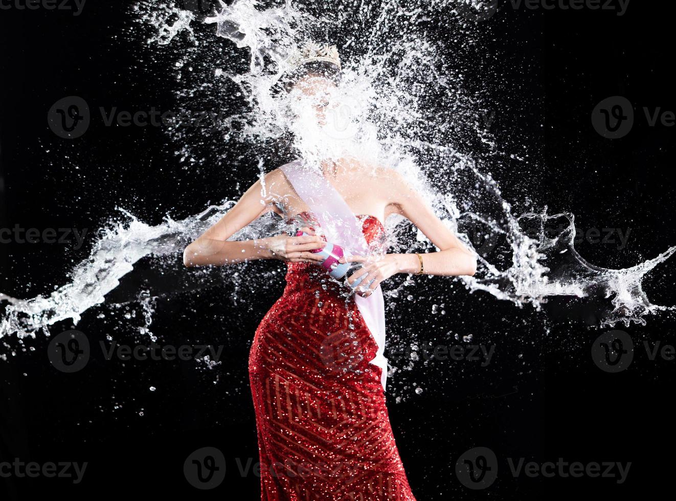 Wasserspritzer auf der Rückseite des Miss-Schönheitswettbewerbs mit Diamantkronenschärpe im Tröpfchen foto
