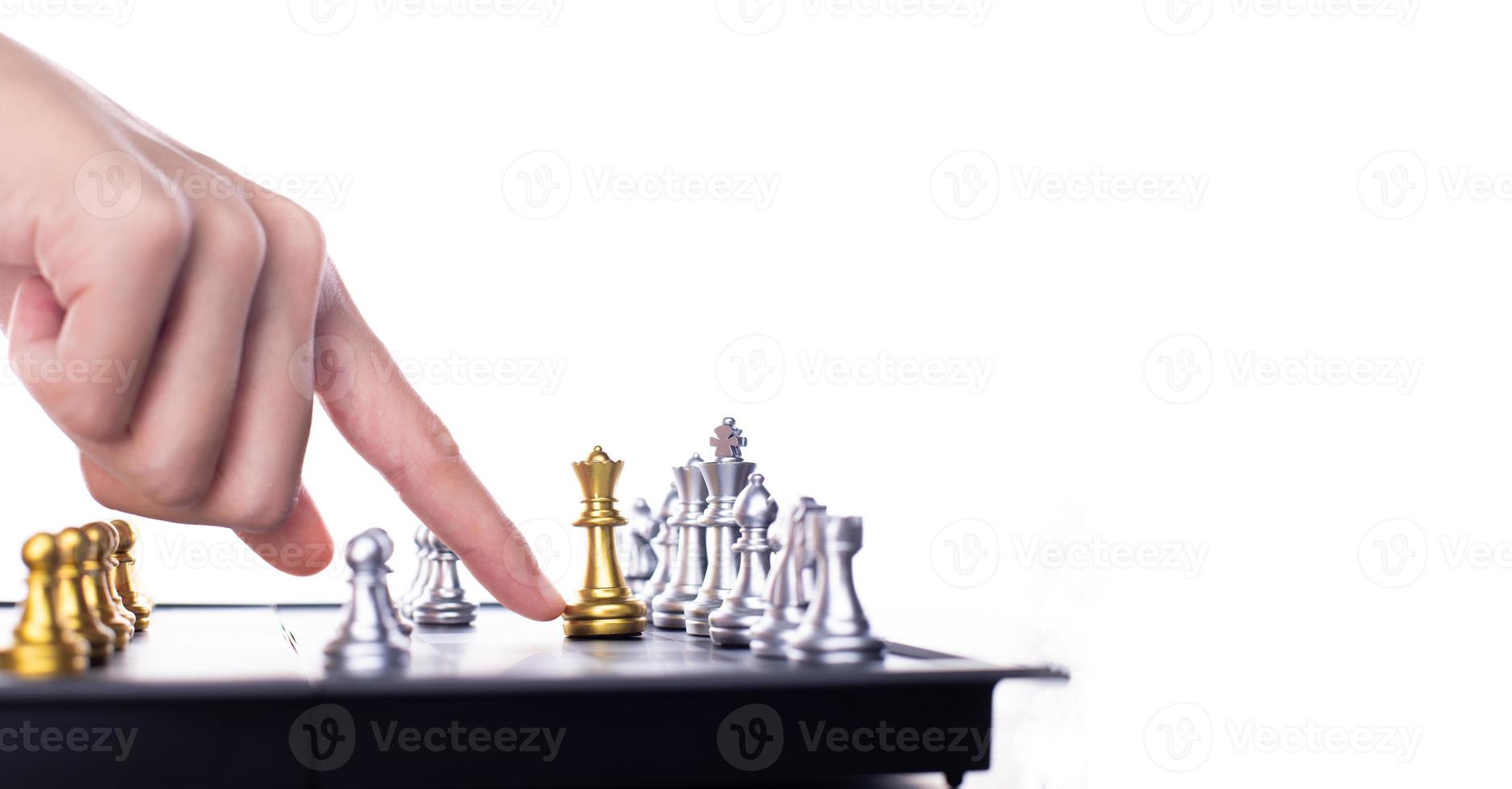 Geschäftsfrau spielt Schach zum Erfolg. Anführer verwenden ein Strategiespiel, um den Konkurrenten mit intelligenter Führungskraft herauszufordern, um den König mit dem Ideenkampf des Managementteams zum Sieg zu führen, um zu gewinnen, Platz zu kopieren foto