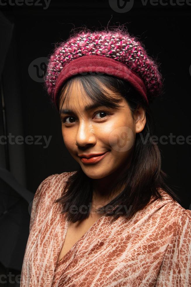 asiatische indianerin zeigt schönes lächeln glückliche lippen, mode posiert im fotostudio mit ausrüstung foto