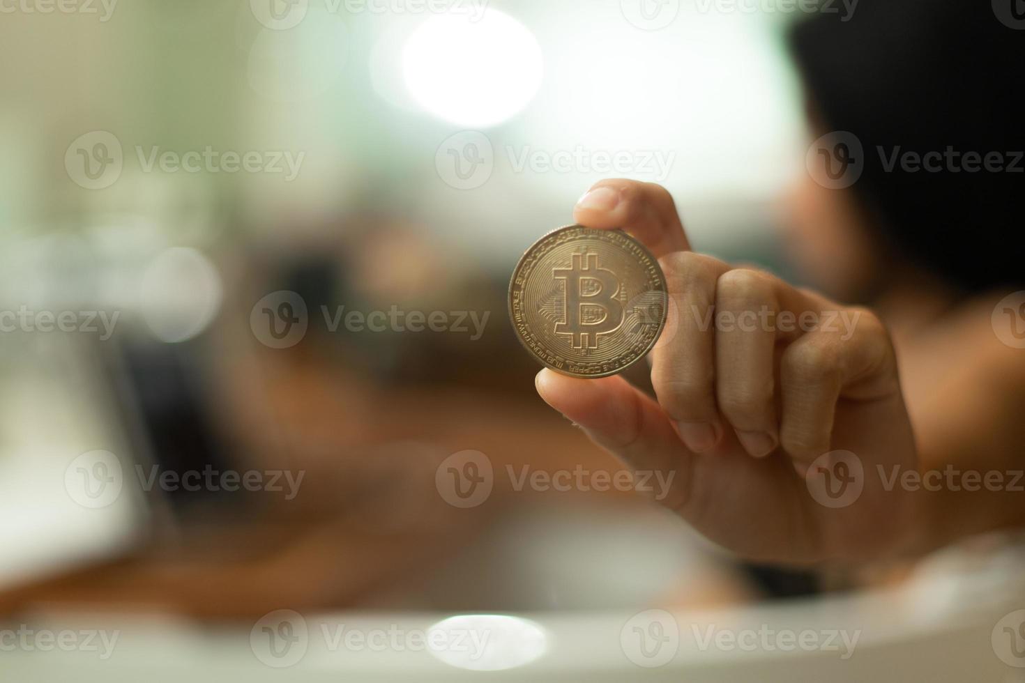 Junge asiatische sexy Frau der 20er Jahre tauscht Kryptowährung BTC-Bitcoin auf digitalem Tablet im Internet in Dessous foto