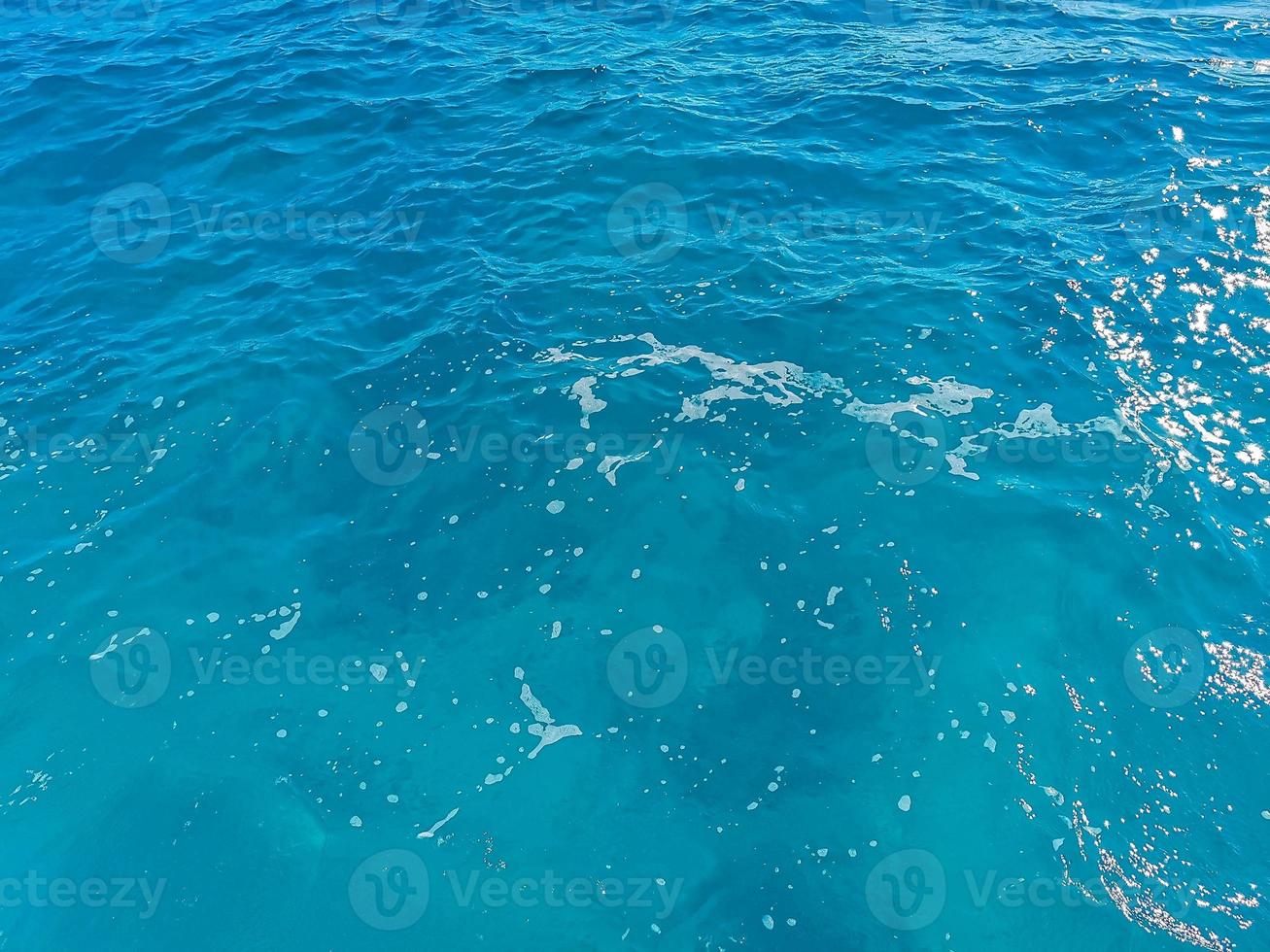 blaue türkisfarbene wasserwellen ozean und meer textur muster mexiko. foto