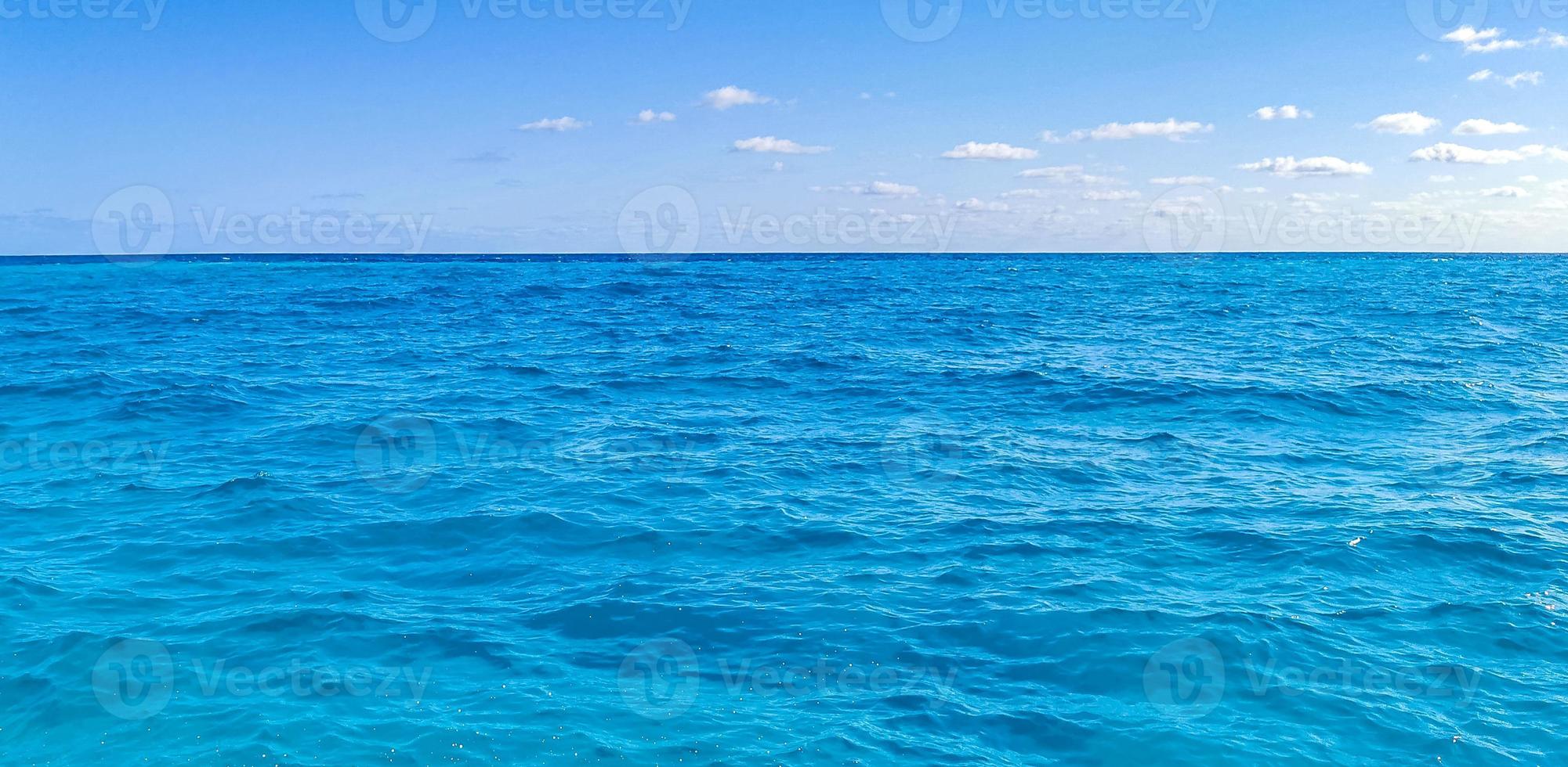 blaue türkisfarbene wasserwellen ozean und meer textur muster mexiko. foto