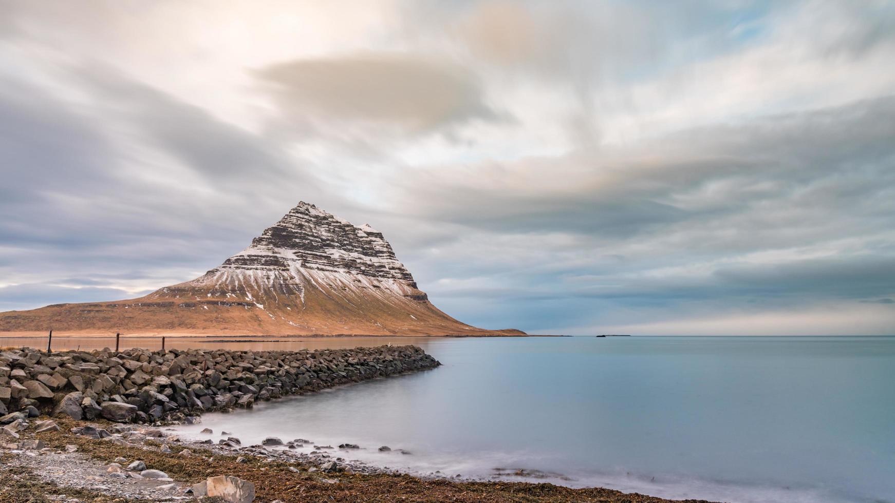 schneebedeckter kirkjufell berg in grundarfjorour, island foto