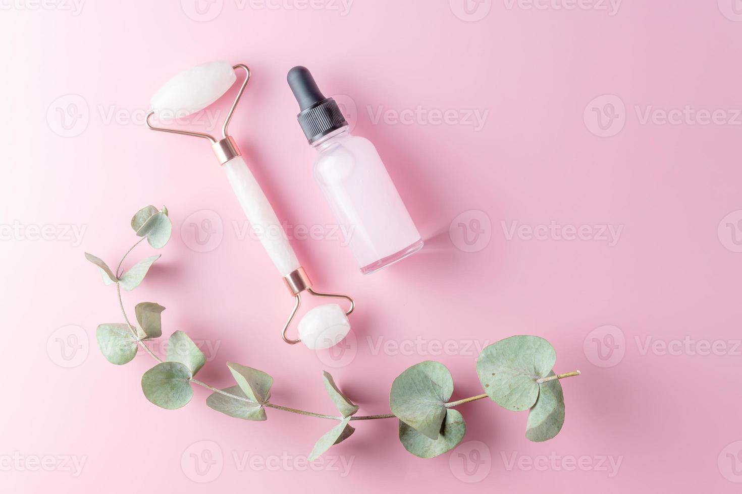 Rosenquarz-Gesichtsroller und Schönheitsöl für die Gesichtsmassagetherapie, Werkzeuge für die Anti-Aging-Hautpflege zu Hause. foto