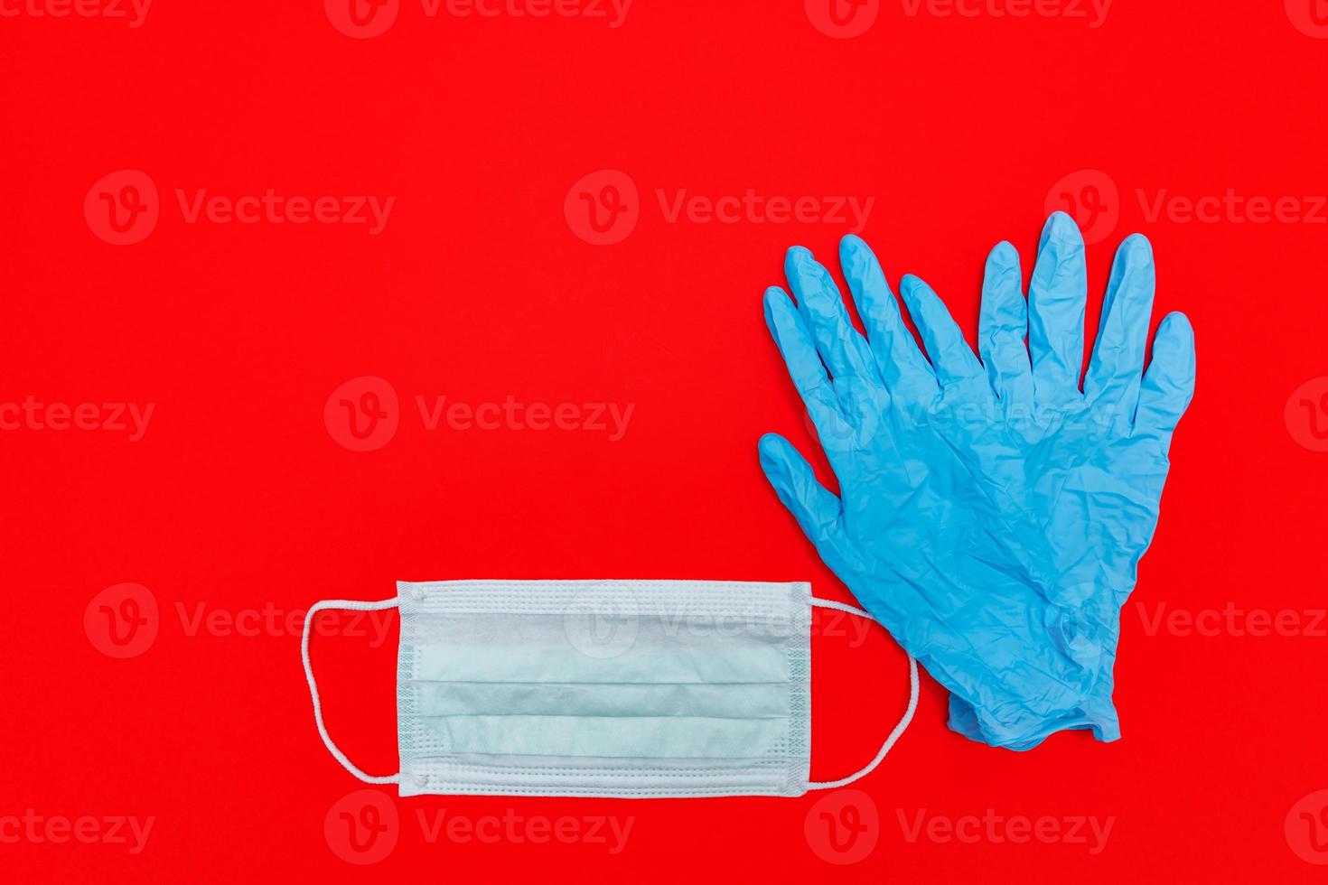 Paar medizinische Latexhandschuhe und chirurgische Ohrschleifenmaske auf  rotem Hintergrund. Schutz-Coronavirus-Konzept. 11037377 Stock-Photo bei  Vecteezy