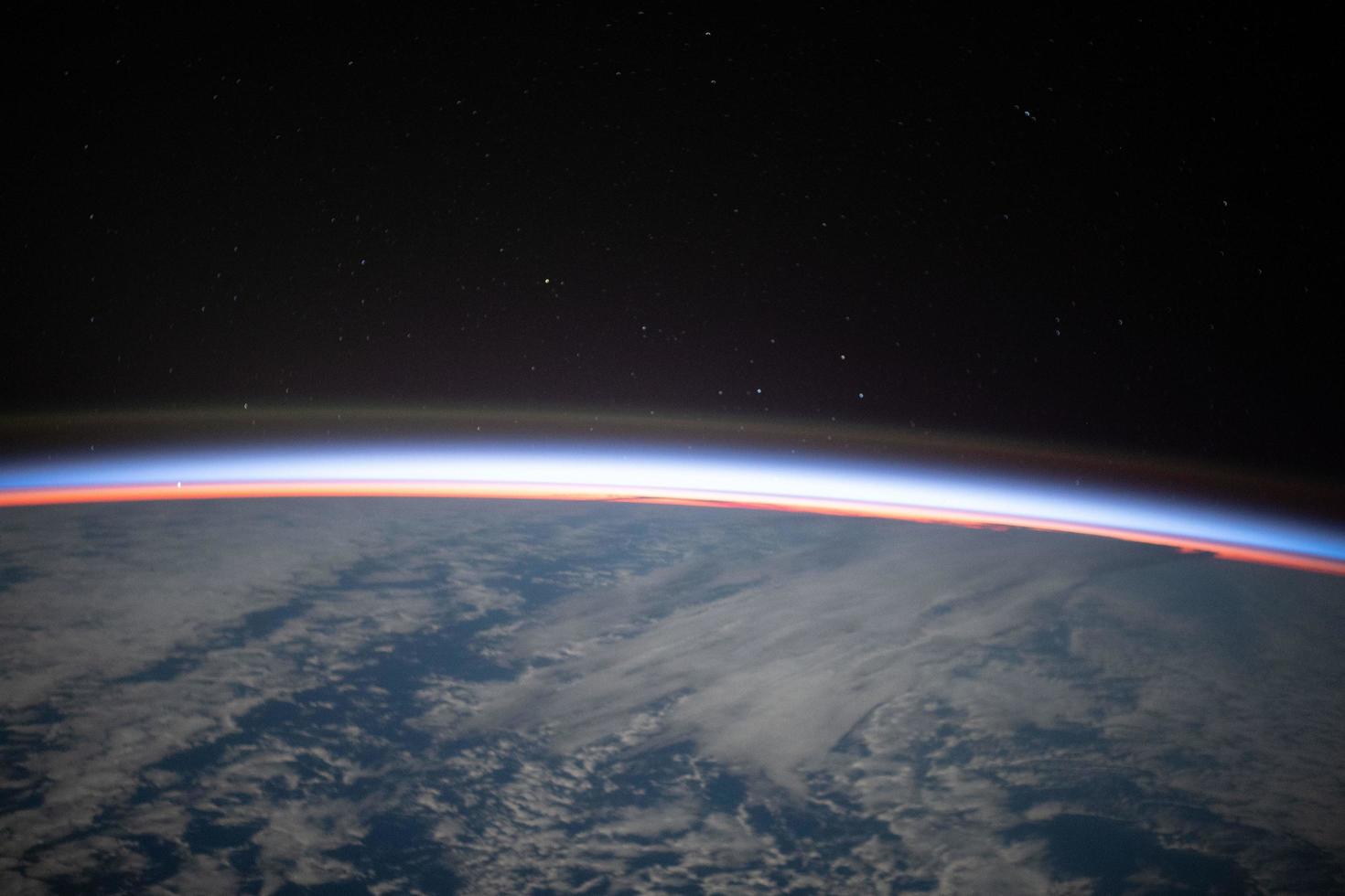 Auf diesem Foto von der Internationalen Raumstation beginnen die ersten Strahlen eines orbitalen Sonnenaufgangs, die Erdatmosphäre zu beleuchten