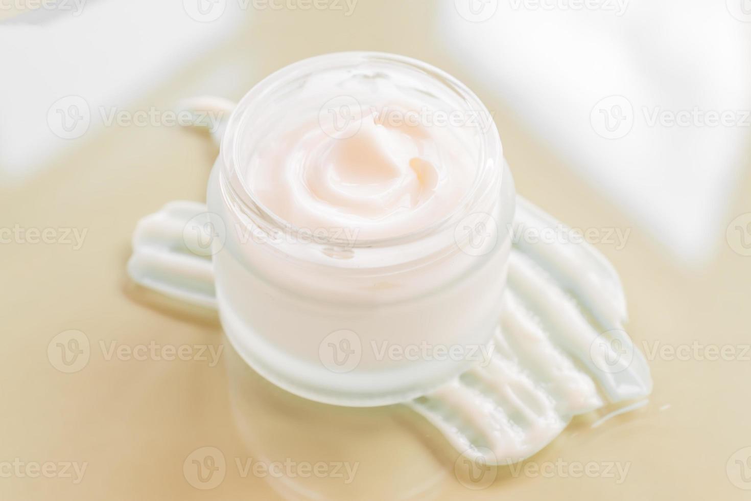 weiße kosmetische Cremestriche auf beigem Hintergrund. Hautpflege Lotion Gesichtsserum Abstrich. Beauty-Produkt-Textur. weißes Glas Gesichts- oder Körpercreme. foto