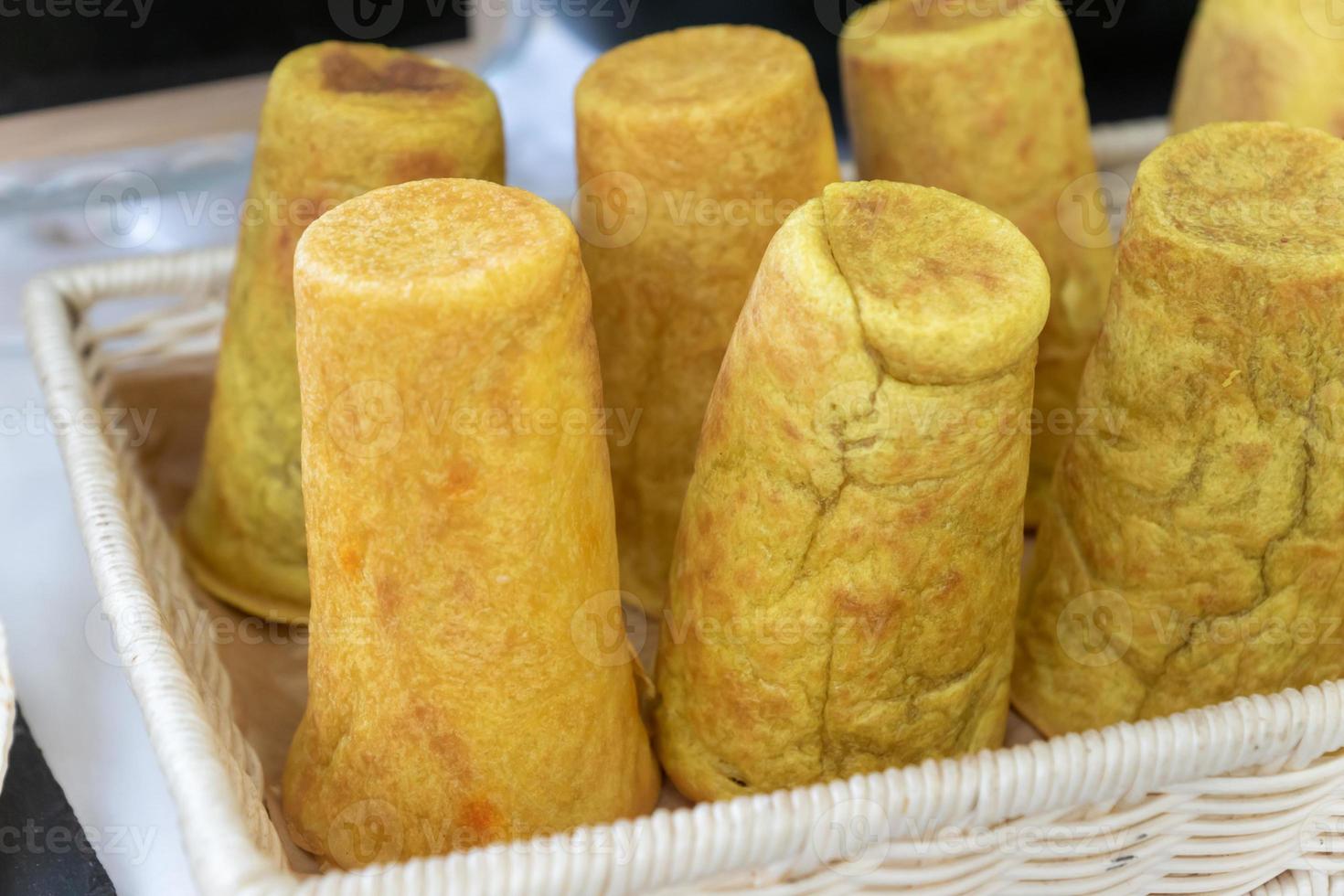 viele essbare Brotbecher für Cremesuppe. Straßenessen. foto