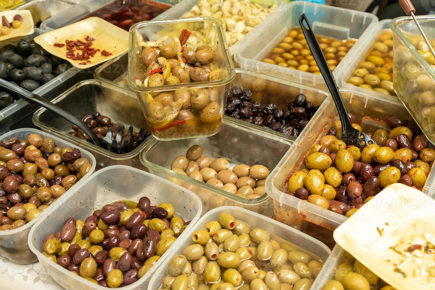 Auswahl an Oliven, die auf einem traditionellen Bauernmarkt verkauft werden foto