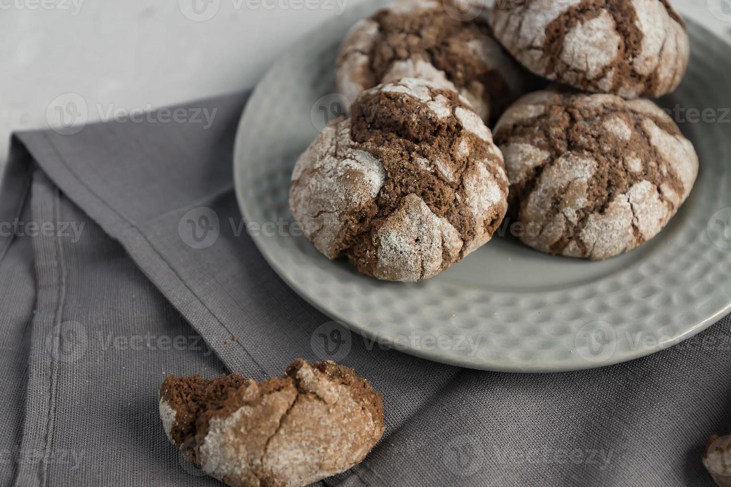 Kekse mit Schokoladenrissen. hausgemachte leckere Kekse in grauer Schüssel auf einem Tisch. foto