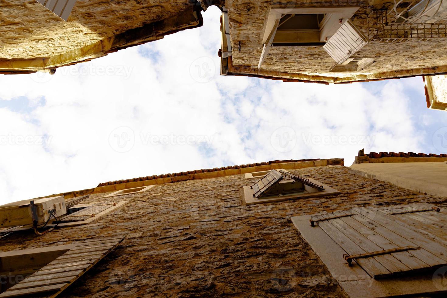 gemütliche Fenster in der Altstadt von Budva, Montenegro. Untersicht. foto