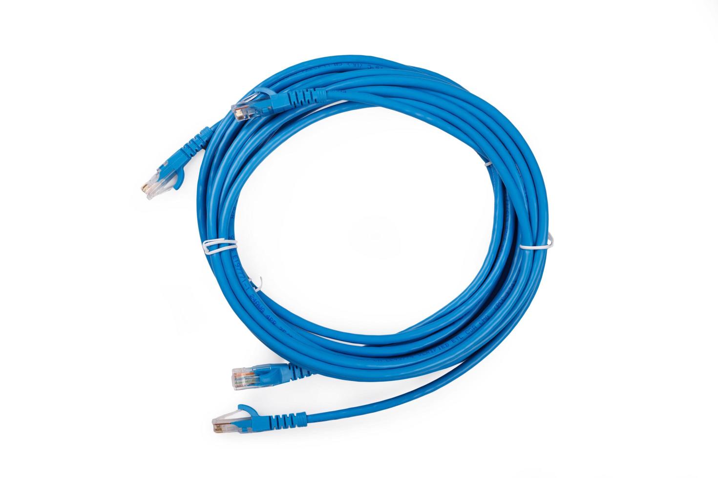 blaues netzwerkkabel mit angespritztem rj45 stecker foto