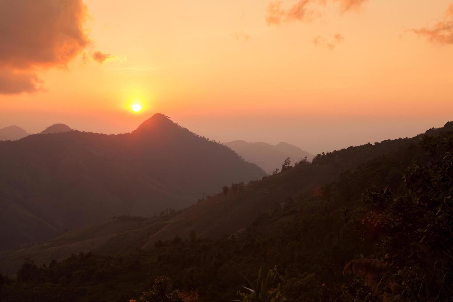 Silhouette Sonnenuntergang über den Bergen in Nan, Thailand foto