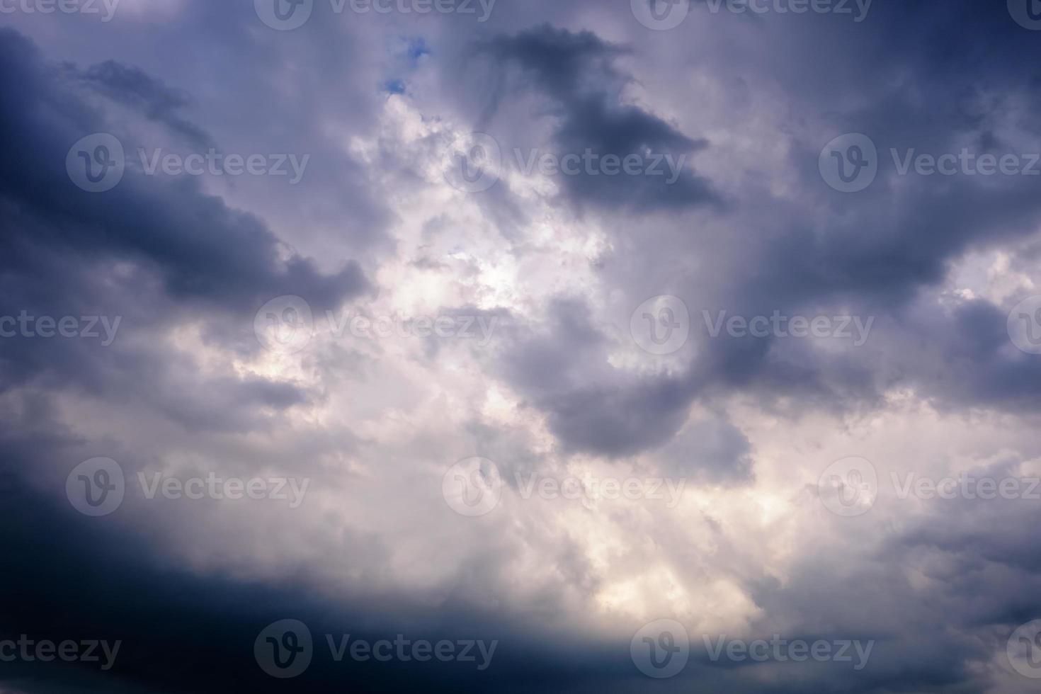 dunkle und dramatische Gewitterwolken vor dem Regen. foto