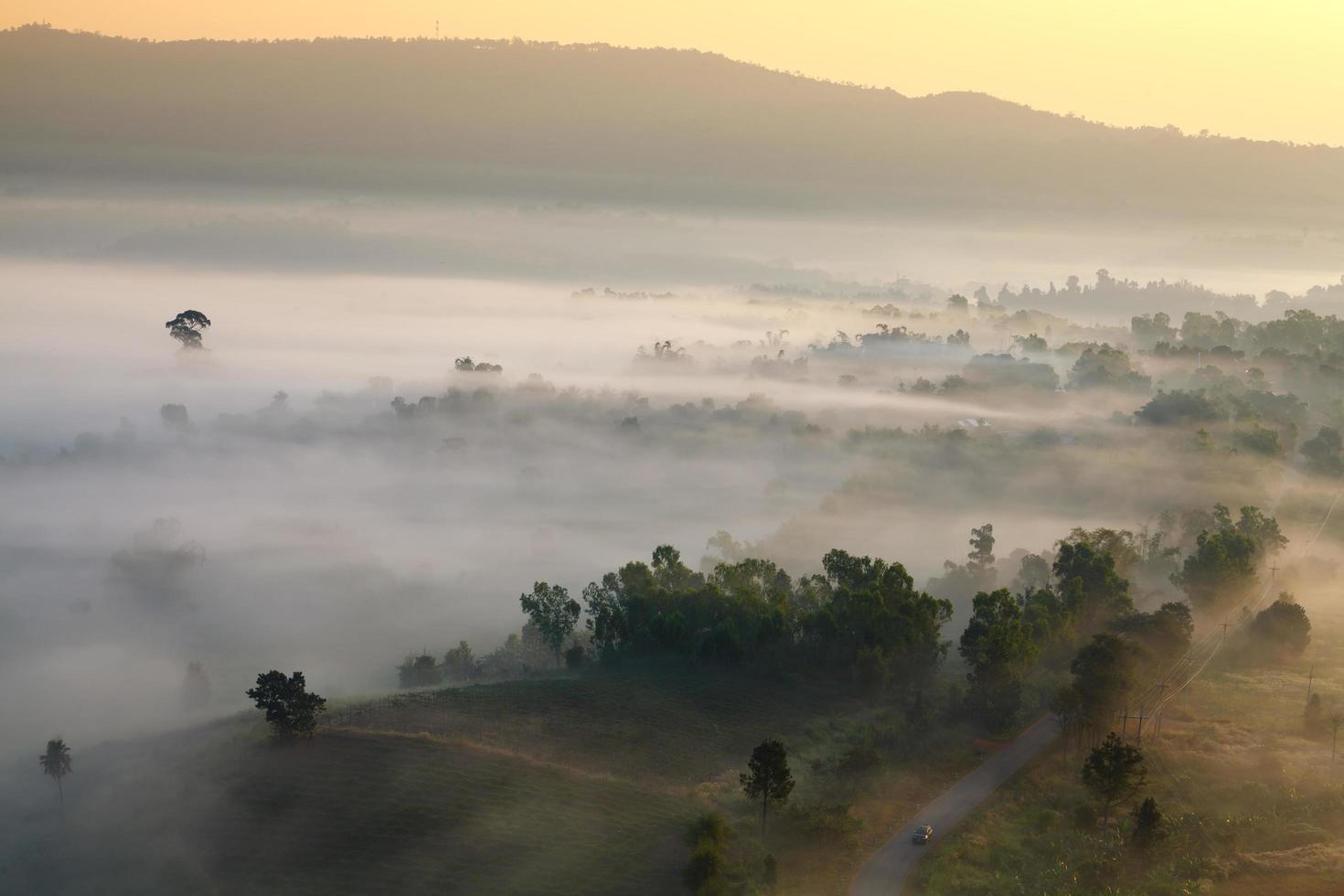 Sonnenaufgang am nebligen Morgen in den Bergen von Khao-Kho Phetchabun, Thailand foto