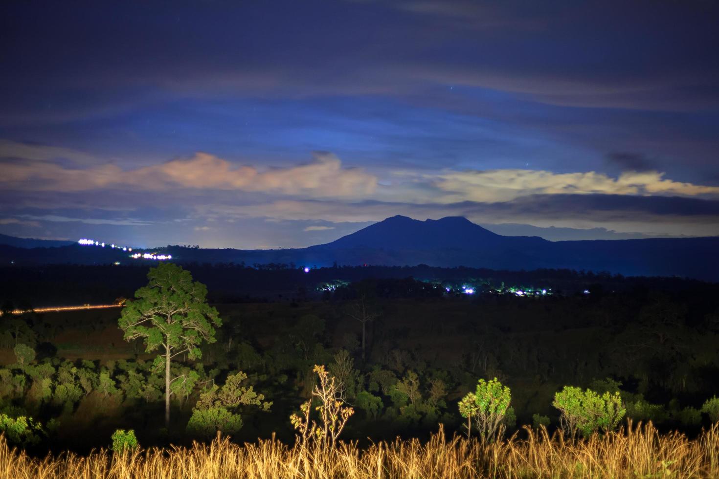 landschaft nachthimmel im thung salang luang national park phetchabun, tung slang luang ist eine grasland-savanne in thailand foto