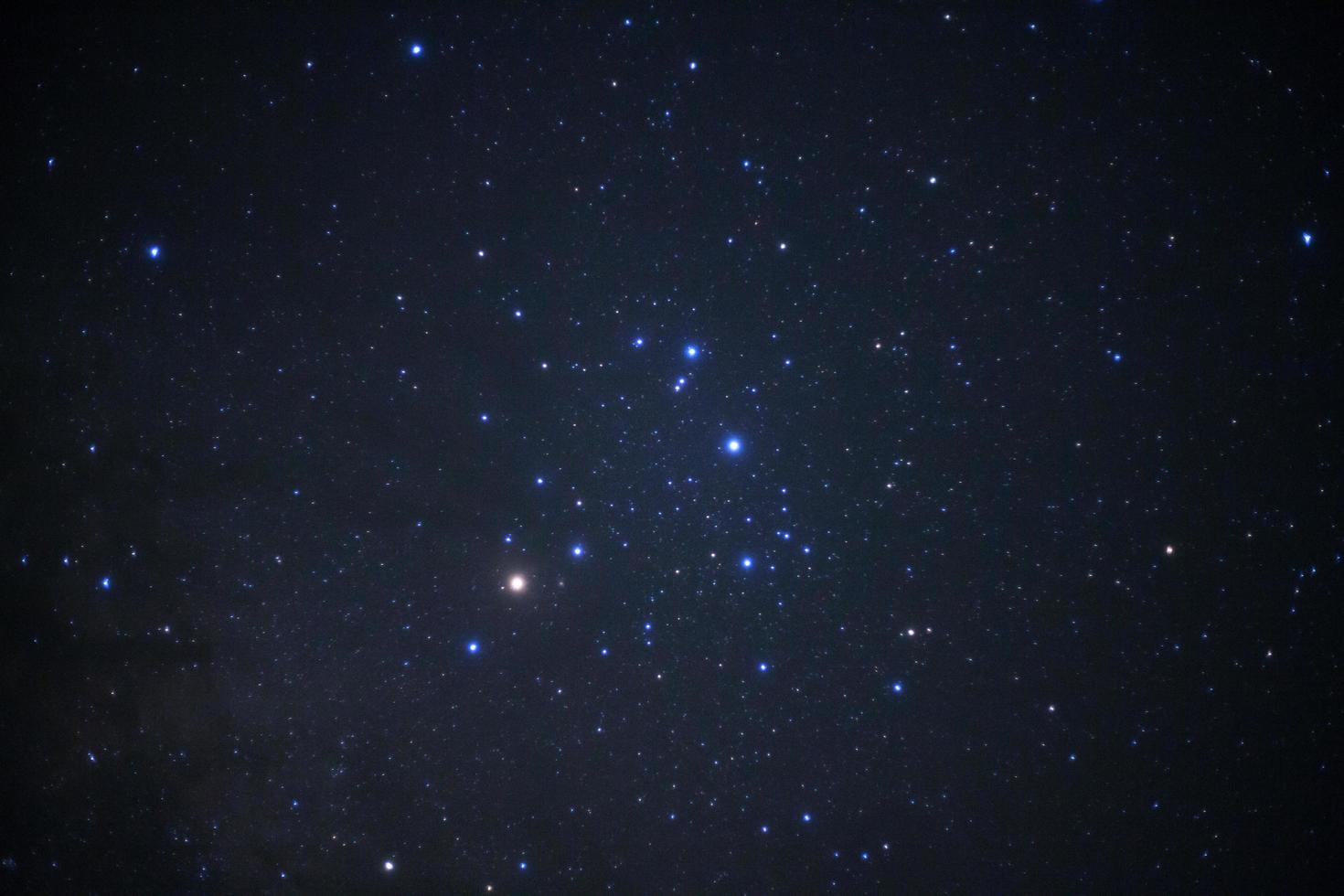 eine Weitwinkelansicht der Antares-Region der Milchstraße, Foto mit langer Belichtungszeit, mit Korn
