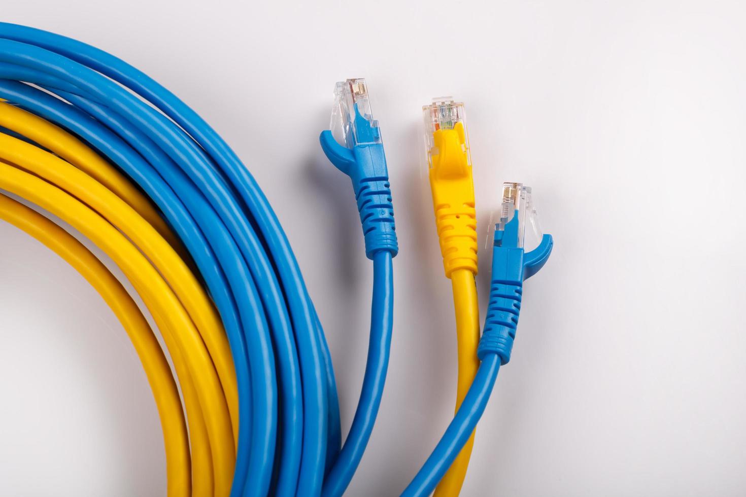 gelbes und blaues netzwerkkabel mit angespritztem rj45 stecker foto